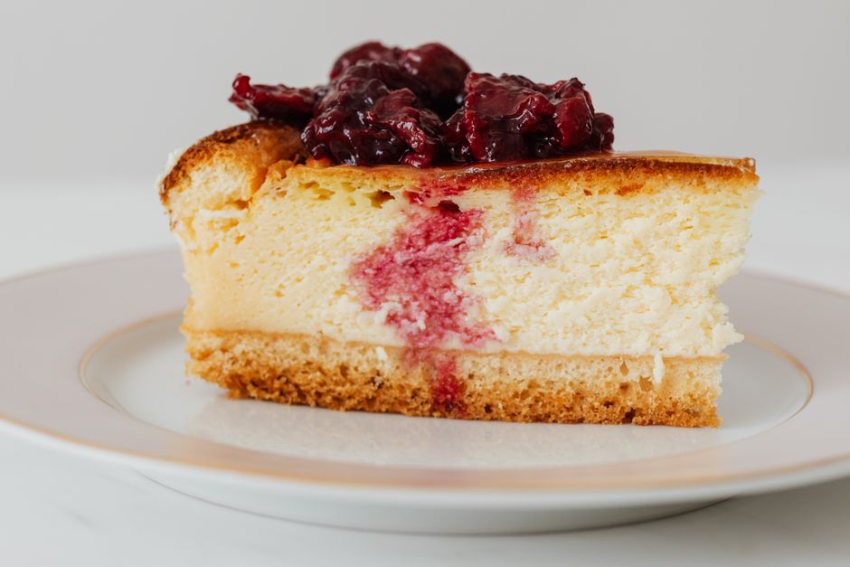 Rebanada de cheesecake con frutos rojos