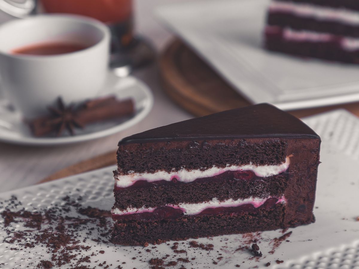 Rebanada de bizcocho de chocolate con relleno